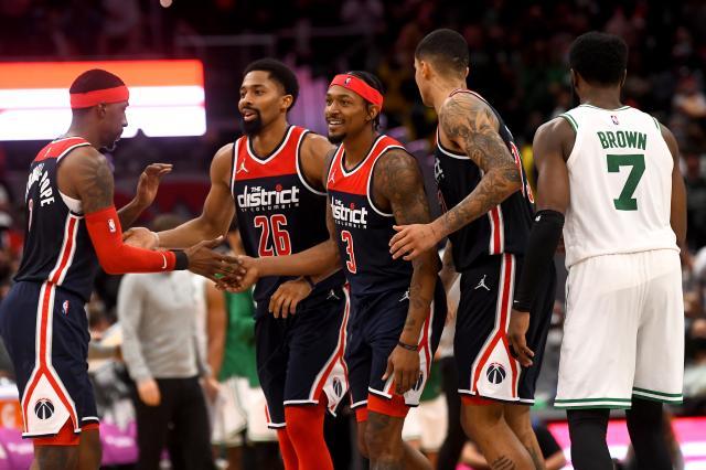 世界杯投注-比尔被队友抬出“会议室” 奇才核心留队希望大增