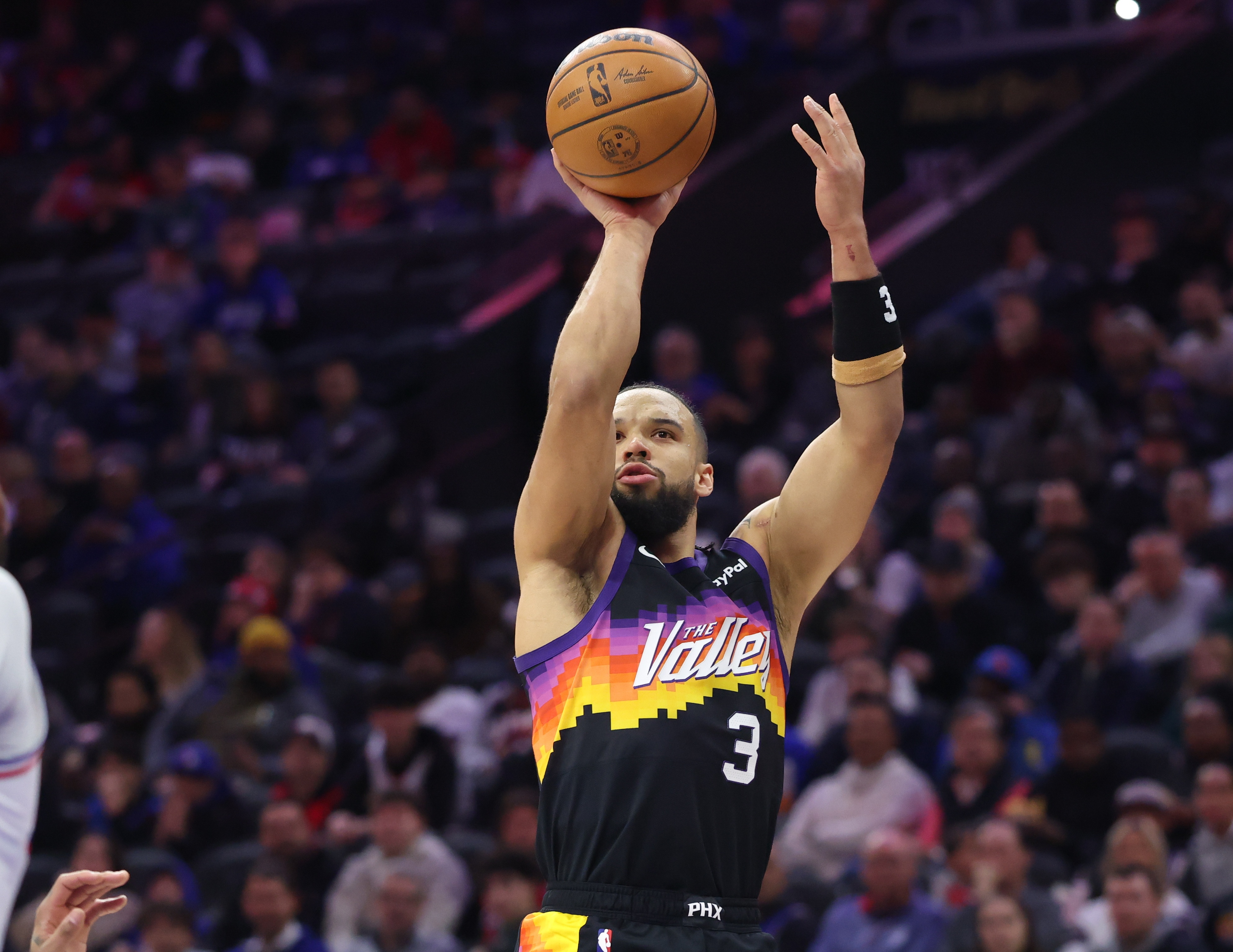 世界杯赛事直播-投射状态不理想！狄龙半场8投2中 拿到4分3篮板1抢断